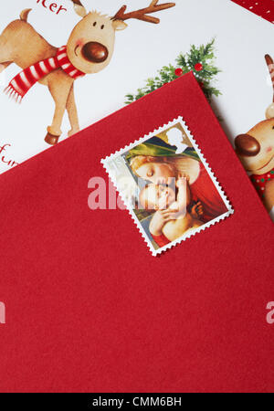 UK 5 novembre 2013. Avec seulement 49 jours de Noël, les timbres de Noël sont sorti au Royaume-Uni. Timbres de Noël 1ère classe avec vierge à l'enfant à coller sur l'enveloppe rouge avec carte de Noël. Credit : Carolyn Jenkins/Alamy Live News Banque D'Images