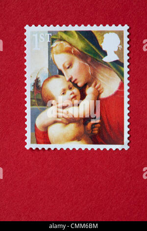 UK 5 novembre 2013. Avec seulement 49 jours de Noël, les timbres de Noël sont sorti au Royaume-Uni. Timbres de Noël 1ère classe avec vierge à l'enfant à coller sur l'enveloppe rouge. Credit : Carolyn Jenkins/Alamy Live News Banque D'Images