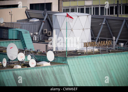 Berlin, Allemagne. 05 nov., 2013. Une construction cylindrique est représenté sur le toit de l'ambassade britannique à Berlin, Allemagne, 05 novembre 2013. Selon les médias il y a des systèmes d'écoute installé sur le toit de l'ambassade britannique. Photo : MICHAEL KAPPELER/dpa/Alamy Live News Banque D'Images