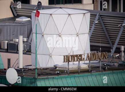 Berlin, Allemagne. 05 nov., 2013. Une construction cylindrique est représenté sur le toit de l'ambassade britannique à Berlin, Allemagne, 05 novembre 2013. Selon les médias il y a des systèmes d'écoute installé sur le toit de l'ambassade britannique. Photo : MICHAEL KAPPELER/dpa/Alamy Live News Banque D'Images