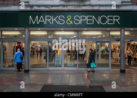 Le magasin Marks and Spencer à Montague Street, Worthing, West Sussex, Angleterre. Banque D'Images