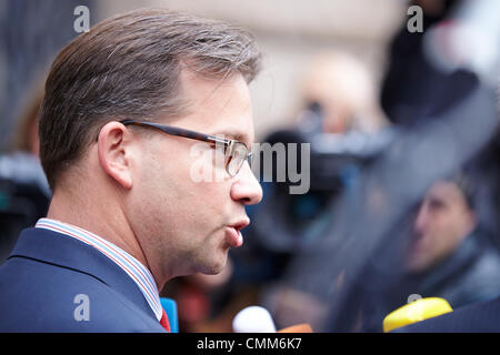 Berlin, Allemagne. 03 novembre, 2013. CDU/CSU et SPD continuer la négociations de coalition à la représentation de l'Etat fédéral de Bavière à Berlin. / Photo : Florian Pronold, président du SPD de Bavière, donnant une interview bevorethe les négociations de coalition à Berlin. Credit : Reynaldo Chaib Paganelli/Alamy Live News Banque D'Images