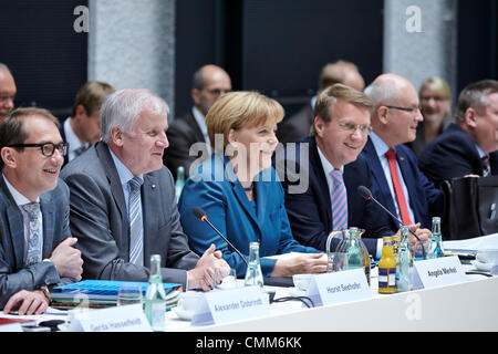 Berlin, Allemagne. 03 novembre, 2013. CDU/CSU et SPD continuer la négociations de coalition à la représentation de l'Etat fédéral de Bavière à Berlin. / Photo : Angela Merkel, chancelier allemand, Horst Seehofer et (CSU), président de la CSU et Ministre-président de Bavière, smiling site par site au négociations de coalition à Berlin. Credit : Reynaldo Chaib Paganelli/Alamy Live News Banque D'Images