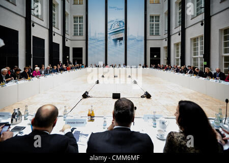 Berlin, Allemagne. 03 novembre, 2013. CDU/CSU et SPD continuer la négociations de coalition à la représentation de l'Etat fédéral de Bavière à Berlin. / Photo : dirigeants de CDU, CSU et SPD Crédit : Reynaldo Chaib Paganelli/Alamy Live News Banque D'Images