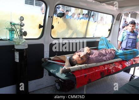 Dhaka, Bangladesh. 5e novembre 2013. Une ambulance police porte un prisonnier malade à un tribunal avant le verdict d'une mutinerie de 2009 est annoncée, à Dhaka le 5 novembre 2013. Un tribunal spécial au Bangladesh le mardi condamné à mort plus de 150 personnes, parmi des centaines de mutins accusés de meurtre et d'incendie criminel au siège de la police des frontières du pays en 2009.. Banque D'Images