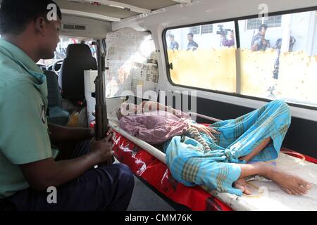 Dhaka, Bangladesh. 5e novembre 2013. Une ambulance police porte un prisonnier malade à un tribunal avant le verdict d'une mutinerie de 2009 est annoncée, à Dhaka le 5 novembre 2013. Un tribunal spécial au Bangladesh le mardi condamné à mort plus de 150 personnes, parmi des centaines de mutins accusés de meurtre et d'incendie criminel au siège de la police des frontières du pays en 2009.. Banque D'Images