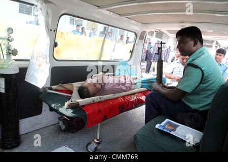 Dhaka, Bangladesh. 5e novembre 2013. Une ambulance police porte un prisonnier malade à un tribunal avant le verdict d'une mutinerie de 2009 est annoncée, à Dhaka le 5 novembre 2013. Un tribunal spécial au Bangladesh le mardi condamné à mort plus de 150 personnes, parmi des centaines de mutins accusés de meurtre et d'incendie criminel au siège de la police des frontières du pays en 2009.. Banque D'Images