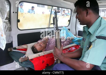 Dhaka, Bangladesh. 5e novembre 2013. Une ambulance police porte un prisonnier malade à un tribunal avant le verdict d'une mutinerie de 2009 est annoncée, à Dhaka le 5 novembre 2013. Un tribunal spécial au Bangladesh le mardi condamné à mort plus de 150 personnes, parmi des centaines de mutins accusés de meurtre et d'incendie criminel au siège de la police des frontières du pays en 2009.. Banque D'Images