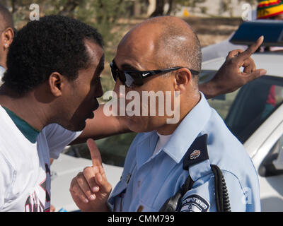 Jérusalem, Israël. 5-Nov-2013. Les manifestants éthiopiens déployés police insuffisante submerger, briser les barrières installées par la police et l'avance sur les portes de la Cour suprême israélienne. Les protestations de la communauté juive éthiopienne à l'appui d'une famille de requête à la Cour suprême de renverser une décision concernant la garde d'un enfant de trois ans enlevé par l'enfance de sa bonne mère, affirmant avoir des revendications des préjugés raciaux. Credit : Alon Nir/Alamy Live News Banque D'Images