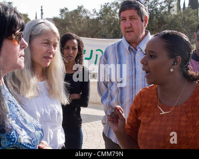 Jérusalem, Israël. 5-Nov-2013. MK PENINA TAMANU SHATA (R)-débats les enjeux comme les protestations de la communauté juive éthiopienne à l'appui d'une famille de requête à la Cour suprême de renverser une décision concernant la garde d'un enfant de trois ans enlevé par l'enfance de sa bonne mère, affirmant avoir des revendications des préjugés raciaux. Credit : Alon Nir/Alamy Live News Banque D'Images