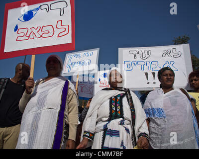 Jérusalem, Israël. 5-Nov-2013. Membres de Beta-Israel, la communauté éthiopienne juive, démontrer dans la solidarité à l'extérieur de la Cour suprême de l'ensemble du pays. Les protestations de la communauté juive éthiopienne à l'appui d'une famille de requête à la Cour suprême de renverser une décision concernant la garde d'un enfant de trois ans enlevé par l'enfance de sa bonne mère, affirmant avoir des revendications des préjugés raciaux. Credit : Alon Nir/Alamy Live News Banque D'Images