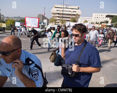 Jérusalem, Israël. 5-Nov-2013. Les manifestants éthiopiens déployés police insuffisante submerger, briser les barrières installées par la police et l'avance sur les portes de la Cour suprême israélienne. Les protestations de la communauté juive éthiopienne à l'appui d'une famille de requête à la Cour suprême de renverser une décision concernant la garde d'un enfant de trois ans enlevé par l'enfance de sa bonne mère, affirmant avoir des revendications des préjugés raciaux. Credit : Alon Nir/Alamy Live News Banque D'Images