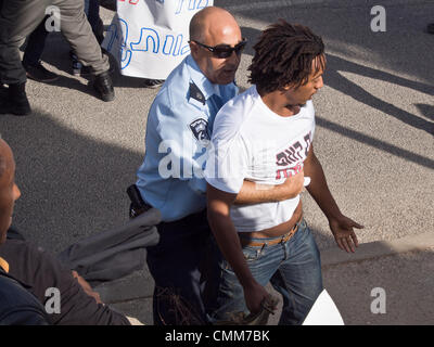 Jérusalem, Israël. 5-Nov-2013. Les manifestants éthiopiens déployés police insuffisante submerger, briser les barrières installées par la police et l'avance sur les portes de la Cour suprême israélienne. Les protestations de la communauté juive éthiopienne à l'appui d'une famille de requête à la Cour suprême de renverser une décision concernant la garde d'un enfant de trois ans enlevé par l'enfance de sa bonne mère, affirmant avoir des revendications des préjugés raciaux. Credit : Alon Nir/Alamy Live News Banque D'Images