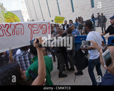 Jérusalem, Israël. 5-Nov-2013. Les manifestants éthiopiens déployés police insuffisante submerger, briser les barrières installées par la police et l'avance sur les portes de la Cour suprême israélienne. Les protestations de la communauté juive éthiopienne à l'appui d'une famille de requête à la Cour suprême de renverser une décision concernant la garde d'un enfant de trois ans enlevé par l'enfance de sa bonne mère, affirmant avoir des revendications des préjugés raciaux. Credit : Alon Nir/Alamy Live News Banque D'Images