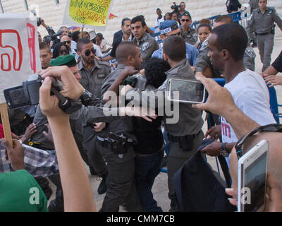 Jérusalem, Israël. 5-Nov-2013. Les manifestants éthiopiens déployés police insuffisante submerger, briser les barrières installées par la police et l'avance sur les portes de la Cour suprême israélienne. Les protestations de la communauté juive éthiopienne à l'appui d'une famille de requête à la Cour suprême de renverser une décision concernant la garde d'un enfant de trois ans enlevé par l'enfance de sa bonne mère, affirmant avoir des revendications des préjugés raciaux. Credit : Alon Nir/Alamy Live News Banque D'Images