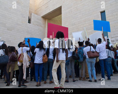 Jérusalem, Israël. 5-Nov-2013. Les manifestants éthiopiens déployés police insuffisante submerger, briser les barrières installées par la police et l'avance sur les portes de la Cour suprême israélienne. Les protestations de la communauté juive éthiopienne à l'appui d'une famille de requête à la Cour suprême de renverser une décision concernant la garde d'un enfant de trois ans enlevé par l'enfance de sa bonne mère, affirmant avoir des revendications des préjugés raciaux. Credit : Alon Nir/Alamy Live News Banque D'Images