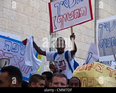 Jérusalem, Israël. 5-Nov-2013. Les manifestants éthiopiens déployés police insuffisante submerger, briser les barrières installées par la police et l'avance sur les portes de la Cour suprême israélienne. Les protestations de la communauté juive éthiopienne à l'appui d'une famille de requête à la Cour suprême de renverser une décision concernant la garde d'un enfant de trois ans enlevé par l'enfance de sa bonne mère, affirmant avoir des revendications des préjugés raciaux. Credit : Alon Nir/Alamy Live News Banque D'Images