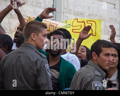 Jérusalem, Israël. 5-Nov-2013. Les manifestants éthiopiens déployés police insuffisante submerger, briser les barrières installées par la police et l'avance sur les portes de la Cour suprême israélienne. Les protestations de la communauté juive éthiopienne à l'appui d'une famille de requête à la Cour suprême de renverser une décision concernant la garde d'un enfant de trois ans enlevé par l'enfance de sa bonne mère, affirmant avoir des revendications des préjugés raciaux. Credit : Alon Nir/Alamy Live News Banque D'Images