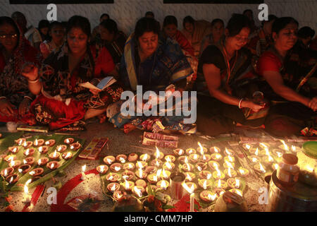 Dhaka, Bangladesh 5 Novembre 2013;000 des sièges du dévot hindou avec des lumières (Prodip) et prier les dieux en face de Shri Shri Lokanath Brahmachar Ashram et temple pendant leur jeûne appelé programmeurs ou Rakher Upobash Kartik Brati à Old Dhaka en Swamibagh zakir Hossain Chowdhury Crédit : zakir/Alamy Live News Banque D'Images