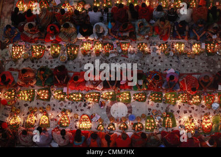 Dhaka, Bangladesh 5 Novembre 2013;000 des sièges du dévot hindou avec des lumières (Prodip) et prier les dieux en face de Shri Shri Lokanath Brahmachar Ashram et temple pendant leur jeûne appelé programmeurs ou Rakher Upobash Kartik Brati à Old Dhaka en Swamibagh zakir Hossain Chowdhury Crédit : zakir/Alamy Live News Banque D'Images