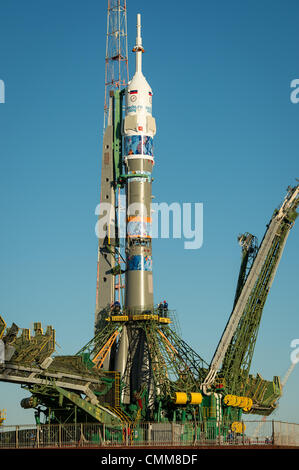 Cosmodrome de Baïkonour, au Kazakhstan . 05 nov., 2013. La fusée Soyouz TMA-11M, ornée du logo de la comité d'organisation des Jeux Olympiques de Sotchi et d'autres illustrations, est vu après avoir été érigé en position à l'aire de lancement le Mardi, Novembre 5, 2013, au cosmodrome de Baïkonour au Kazakhstan. Dpa : Crédit photo alliance/Alamy Live News Banque D'Images