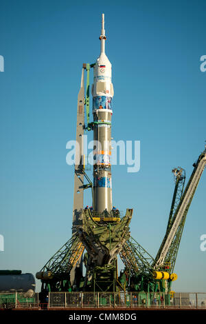 Cosmodrome de Baïkonour, au Kazakhstan . 05 nov., 2013. La fusée Soyouz TMA-11M, ornée du logo de la comité d'organisation des Jeux Olympiques de Sotchi et d'autres illustrations, comme la structure de service bras sont levés en position à l'aire de lancement le Mardi, Novembre 5, 2013, au cosmodrome de Baïkonour au Kazakhstan. Dpa : Crédit photo alliance/Alamy Live News Banque D'Images