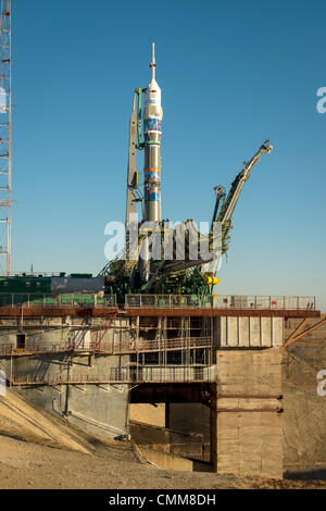 Cosmodrome de Baïkonour, au Kazakhstan . 05 nov., 2013. La fusée Soyouz TMA-11M, ornée du logo de la comité d'organisation des Jeux Olympiques de Sotchi et d'autres illustrations, comme la structure de service bras sont levés en position à l'aire de lancement le Mardi, Novembre 5, 2013, au cosmodrome de Baïkonour au Kazakhstan. Dpa : Crédit photo alliance/Alamy Live News Banque D'Images