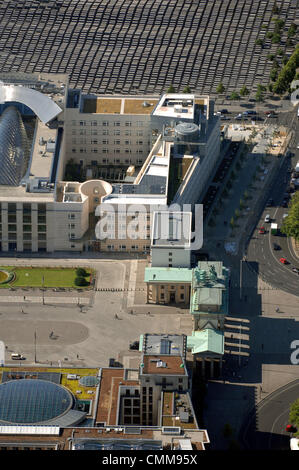 Fichier - une archive photo datée du 17 juin 2008, montre une vue aérienne de la porte de Brandebourg (R, avant), l'US emabssy (C), l'Académie des arts et le Mémorial de l'Holocauste (retour en haut), à Berlin, Allemagne. Porte de Brandebourg a été conçu et construit par l'architecte Carl Gotthard Langhans entre 1789 et 1791. La staue de Quadriga a été conçu par Johann Gottfried Schadow en 1793. Photo : Euroluftbild.de Banque D'Images