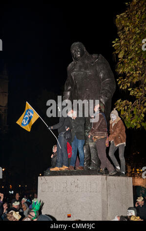 Londres, Royaume-Uni. Le 05/11/13. Les protestataires grimper sur la Statue de Winston Churchill à la place du Parlement, que plus d'un 1000 des militants de divers groupes de protestation anti-austérité dans le centre de Londres. 05/10/2013 Credit : Pete Maclaine/Alamy Live News Banque D'Images