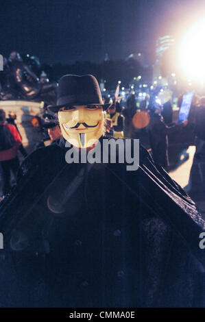 Buckingham Palace, London, UK. 5e novembre 2013. Assembler les manifestants anonymes UK à l'extérieur de Buckingham Palace. Banque D'Images