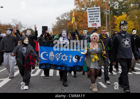 Washington, DC, USA. 5Th Nov, 2013. Des milliers de membres et sympathisants anonyme rassemblement à Washington, DC, pour protester contre la cupidité des entreprises et des gouvernements corrompus dans le monde. Credit : B Christopher/Alamy Live News Banque D'Images