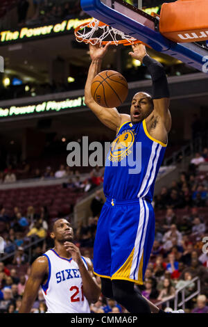 Philadelphie, Pennsylvanie, USA. 4e novembre 2013. Golden State Warriors shooting guard Andre Iguodala (9) dunks la balle avec les Philadelphia 76ers petit ailier Thaddeus Young (21) à la recherche sur le jeu au cours de la NBA entre les Golden State Warriors et les Philadelphia 76ers au Wells Fargo Center de Philadelphie, Pennsylvanie. Les guerriers gagner 110-90. Christopher (Szagola/Cal Sport Media/Alamy Live News) Banque D'Images