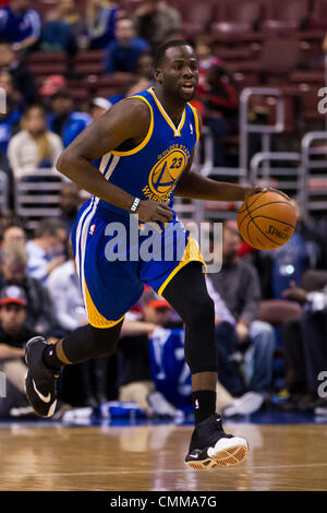 Philadelphie, Pennsylvanie, USA. 4e novembre 2013. Golden State Warriors petit ailier Draymond Green (23) êtres humains la balle jusqu'à la cour au cours de la NBA match entre les Golden State Warriors et les Philadelphia 76ers au Wells Fargo Center de Philadelphie, Pennsylvanie. Les guerriers gagner 110-90. Christopher (Szagola/Cal Sport Media/Alamy Live News) Banque D'Images