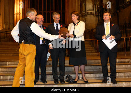 Londres, Royaume-Uni. 5e novembre 2013. Saint Maur Sheil photographe Mike Faulkner, seigneur de Worcester, le Dr Andrew Murrison MP, Rt Hon Maria Miller MP - Secrétaire d'État à la culture, des médias et du Sport et le Rt Hon Jeffrey Donaldson MP avec le Football Loos (c'est le football qui le London Irish Rifles a lancé à travers le no man's land sur 25 septembre 1915, ils ont attaqué les positions allemandes dans la ville de Loos) au champs de bataille de la paix Terres 14-18 avant le lancement du site exposition à Westminster Hall, les Maisons du Parlement, Londres. Crédit : Paul Brown/Alamy Live News Banque D'Images