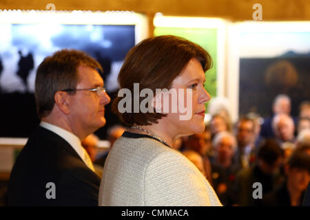 Londres, Royaume-Uni. 5e novembre 2013. Le très honorable Jeffrey Donaldson MP et le Rt Hon Maria Miller MP - Secrétaire d'État à la culture, des médias et du Sport au champs de bataille de la paix Terres 14-18 avant le lancement du site exposition à Westminster Hall, les Maisons du Parlement, Londres. L'annonce d'une grande exposition commémorative de la PREMIÈRE GUERRE MONDIALE par World Press Photo Le photographe primé Mike Saint Maur Sheil qui sera lancé à Londres en 2014 et d' villes anglaises pour les quatre prochaines années. Crédit : Paul Brown/Alamy Live News Banque D'Images