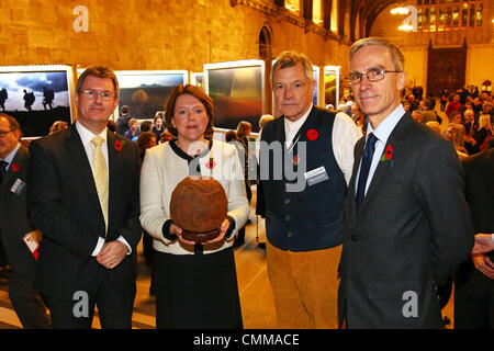 Londres, Royaume-Uni. 5e novembre 2013. Le très honorable Jeffrey Donaldson MP, Rt Hon Maria Miller MP - Secrétaire d'État à la culture, des médias et du Sport, photographe Saint Maur Sheil Mike Faulkner, seigneur de Worcester et Dr Andrew Murrison MP avec le Football Loos (c'est le football qui le London Irish Rifles a lancé à travers le no man's land sur 25 septembre 1915, ils ont attaqué les positions allemandes dans la ville de Loos) au champs de bataille de la paix Terres 14-18 avant le lancement du site exposition à Westminster Hall, les Maisons du Parlement, Londres. Crédit : Paul Brown/Alamy Live News Banque D'Images