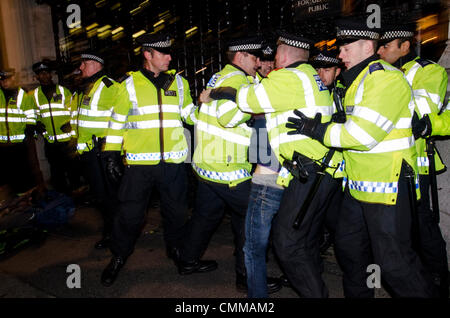 Londres, Royaume-Uni. 5e novembre 2013. Des affrontements Police dans la place du Parlement, Londres, Royaume-Uni, au cours des manifestations contre l'austérité dans le cadre du mouvement mondial et millions anonyme Masque de mars. Ces manifestations coïncident avec la célébration de Guy Fawkes Day le 5 novembre, alors qu'en 1605 il y a eu une tentative de faire sauter les Maisons du Parlement britannique. Credit : Francesca Moore/Alamy Live News Banque D'Images