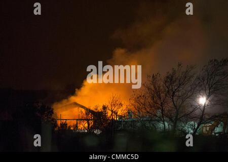 Beauté, le Pays de Galles, Royaume-Uni. Le 5 novembre. 45 pompiers sont la lutte contre un incendie "significatifs" à un Siteserv site de recyclage industriel de Ile-de. Les résidents vivant dans un rayon de deux milles ont été mis en garde à garder les fenêtres et portes fermées le 5 novembre en beauté, le Pays de Galles, Royaume-Uni. (Photo par Matthew Horwood/Alamy Live News) Banque D'Images