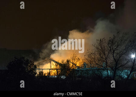 Beauté, le Pays de Galles, Royaume-Uni. Le 5 novembre. 45 pompiers sont la lutte contre un incendie "significatifs" à un Siteserv site de recyclage industriel de Ile-de. Les résidents vivant dans un rayon de deux milles ont été mis en garde à garder les fenêtres et portes fermées le 5 novembre en beauté, le Pays de Galles, Royaume-Uni. (Photo par Matthew Horwood/Alamy Live News) Banque D'Images