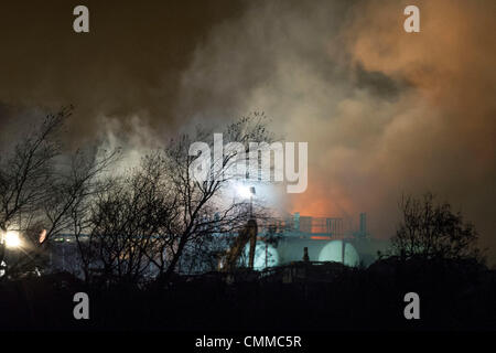 Beauté, le Pays de Galles, Royaume-Uni. Le 5 novembre. 45 pompiers sont la lutte contre un incendie "significatifs" à un Siteserv site de recyclage industriel de Ile-de. Les résidents vivant dans un rayon de deux milles ont été mis en garde à garder les fenêtres et portes fermées le 5 novembre en beauté, le Pays de Galles, Royaume-Uni. (Photo par Matthew Horwood/Alamy Live News) Banque D'Images