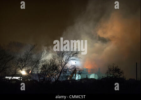 Beauté, le Pays de Galles, Royaume-Uni. Le 5 novembre. 45 pompiers sont la lutte contre un incendie "significatifs" à un Siteserv site de recyclage industriel de Ile-de. Les résidents vivant dans un rayon de deux milles ont été mis en garde à garder les fenêtres et portes fermées le 5 novembre en beauté, le Pays de Galles, Royaume-Uni. (Photo par Matthew Horwood/Alamy Live News) Banque D'Images