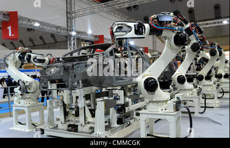 Tokyo, Japon. Nov 6, 2013. Bras de robot industriel sont affichées à l'exposition Robot international ouvert à Tokyo le mercredi, Novembre 6, 2013. Les ingénieurs et les fabricants de la maison et à l'étranger présenter des robots industriels, des robots de service et d'autres appareil dans les quatre jours du salon biennal, le plus grand et exclusivement centrée sur la robotique salon. © Natsuki Sakai/AFLO/Alamy Live News Banque D'Images