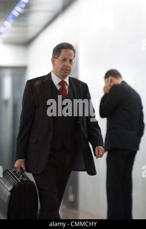 Berlin, Allemagne. 06 nov., 2013. Le Président de l'Office fédéral pour la protection de la Constitution, Hans-Georg Maassen (L), arrive pour une réunion du Comité des services . Points de l'ordre du jour sont des allégations d'espionnage par l'ambassade britannique à Berlin et la réunion des chefs du renseignement de l'Allemagne avec leurs homologues à Washington sur les demandes d'activités d'écoute-nous. Dpa : Crédit photo alliance/Alamy Live News Banque D'Images