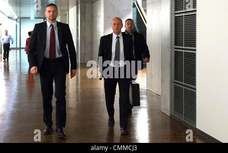 Berlin, Allemagne. 06 nov., 2013. Président de l'Agence de renseignement allemand Gerhard Schindler (C) arrive pour une réunion du Comité des services . Points de l'ordre du jour sont des allégations d'espionnage par l'ambassade britannique à Berlin et la réunion des chefs du renseignement de l'Allemagne avec leurs homologues à Washington sur les demandes d'activités d'écoute-nous. MP Hans-Christian Stroebele allemand devrait faire rapport au sujet d'une réunion avec le lanceur d'alerte Edward Snowden, quelques jours après il s'est entretenu avec lui à Moscou. Dpa : Crédit photo alliance/Alamy Live News Banque D'Images