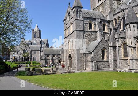 Situé dans l'ancien cœur de la ville médiévale de la cathédrale Christ Church de Dublin, également appelée la cathédrale de la Sainte Trinité, est l'un des plus anciens édifices de la ville et une attraction touristique de premier plan, photo prise le 4 juin 2013. L'église a été construite à partir de 1172, et reconstruite entre 1871 et 1878. La Cathédrale Christ Church est un joyau architectural malgré les rénovations, de nombreuses pièces médiévales subsistent. Le Cathedral Choir a participé à la première représentation du Messie de Handel à Dublin en 1742. Photo : Frank Baumgart Banque D'Images