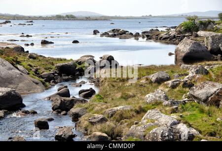 Kilkieran Bay est une baie dans le Connemara, comté de Galway, ouest de l'Irlande, photo prise le 2 juin 2013. L'ensemble du territoire et d'îles situées dans et autour de Kilkieran Bay (Cill Chiarain Bay) forment la base du plus fort reste la région Gaeltacht (région de langue irlandaise) en Irlande. Photo : Frank Baumgart Banque D'Images