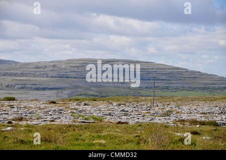 Le Burren, un grand paysage rocheux karstique dans le comté de Clare, mesure environ 250 kilomètres carrés, dont 15 qui ont été désignés comme Parc National de Burren, photo prise le 31 mai 2013. Le Burren est un des endroits vraiment unique en ce qu'elle peut prendre en charge, de l'Arctique et la Méditerranée les plantes alpines côte à côte. Et c'est un fascinant paysage archéologique riche en sites historiques et archéologiques parmi eux des dolmens, tombes mégalithiques et l'anneau des forts. Photo : Frank Baumgart Banque D'Images