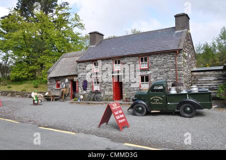 Molly Gallivan's Cottage et ferme traditionnelle à l'anneau de Beara entre Kenmare et Bunane n'offre pas seulement des boissons et des collations de propre production, mais aussi de la poterie, l'artisanat régional et de musique irlandaise, photo prise le 29 mai, 2013. L'anneau de Beara - a 140 kilomètres de route de la côte - est moins connu et plus ou moins intacte comme l'étroitesse des routes de permettre qu'un minimum de trafic. La beauté sauvage de la Péninsule de Beara s'étend en partie sur les territoires de Kerry et de Cork est au-delà de comparer. Photo : Frank Baumgart Banque D'Images