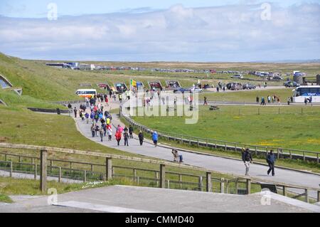 Les falaises de Moher, sur la côte ouest du comté de Clare est le plus visité d'Irlande attrait naturel, photo prise le 31 mai 2013. Chaque année jusqu'à un million de visiteurs admirer les falaises qui montent à 214 mètres et s'étendent au sud de près de 8 kilomètres. L'herbe de l'immeuble du centre des visiteurs (à gauche) est situé dans la colline. C'est une grotte qui minimise l'impact visuel sur le fabuleux emplacement pittoresque. Photo : Frank Baumgart Banque D'Images