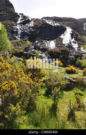 Green Meadows, une cascade haute de 140 mètres, de splendides paysages, des sentiers de montagne, ruisseaux et lacs rendre le parc Gleninchaquin une attraction pour la population locale et les touristes de l'Irlande et à l'étranger, photo prise le 30 mai 2013. Gleninchaquin est un parc familial et ferme dans le comté de Kerry. C'est une longue vallée étroite coombe sur le côté nord-ouest de la Péninsule de Beara, formé par la glaciation de 70 000 ans et il y a peu changé depuis. Photo : Frank Baumgart Banque D'Images